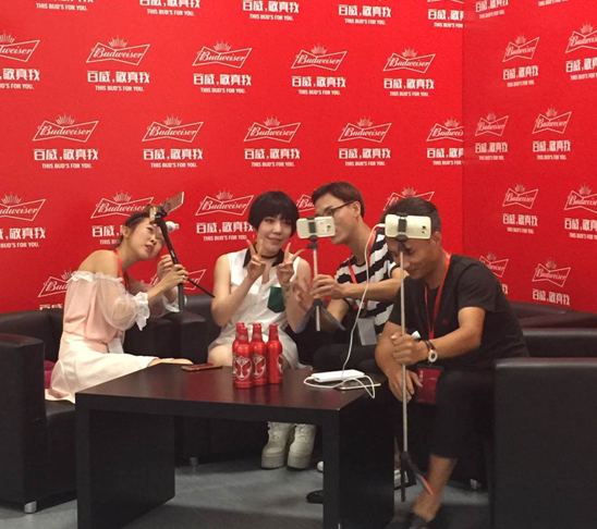 百威携四位明星举办电音派对 引5000粉丝为之