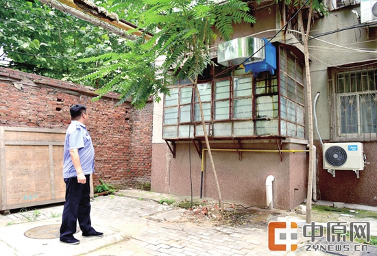 饭店后厨油烟直接排到小区?核实:已安装油烟净