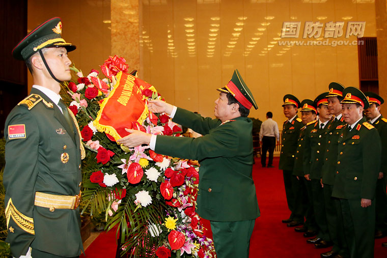 越南国防部长向毛主席纪念堂敬献花篮并瞻仰遗容(图)