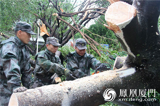 厦门警备区某部400余名官兵辗转厦门、龙岩两