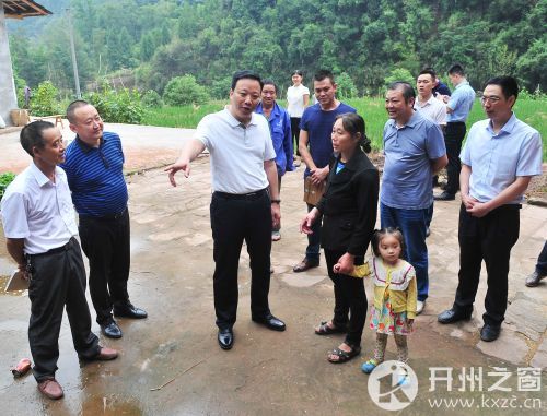 开州区委书记何毅回访慰问镇安镇贫困户