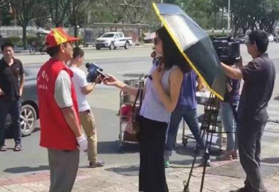 厦门女记者采访打伞遭停职，网友褒贬不一