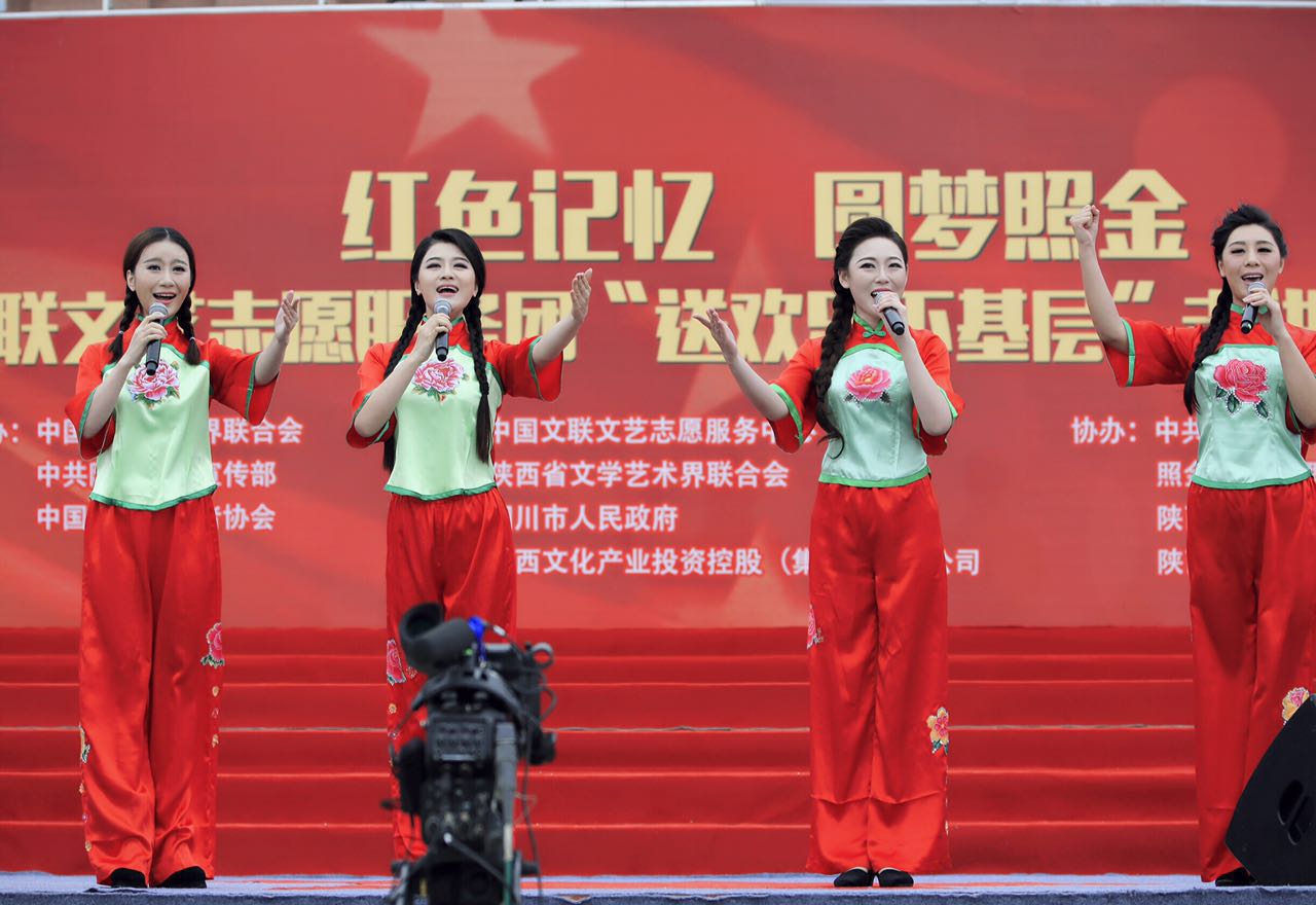 刘桐随中国文联文艺志愿服务团送欢乐到基层|