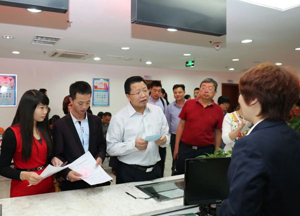 荣昌区委书记曹清尧：尽心尽力为群众办实事办