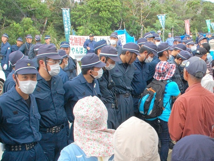 冲绳民众抗议驻日美军 日本警察竟大骂：闭嘴支那人