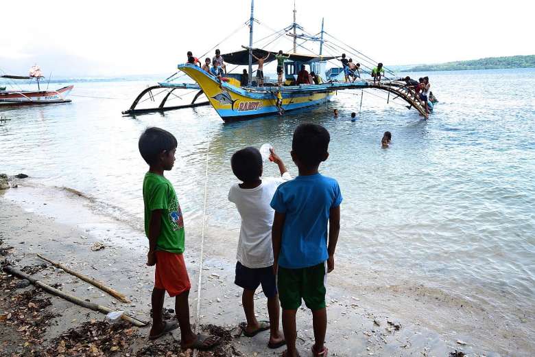 菲律宾渔民重返黄岩岛捕鱼 菲总统府：未见中国海警