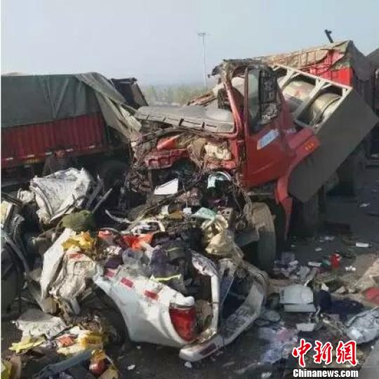 邢汾高速公路因团雾，发生9起交通事，致2死6伤，故事现场。　现场司机提供摄