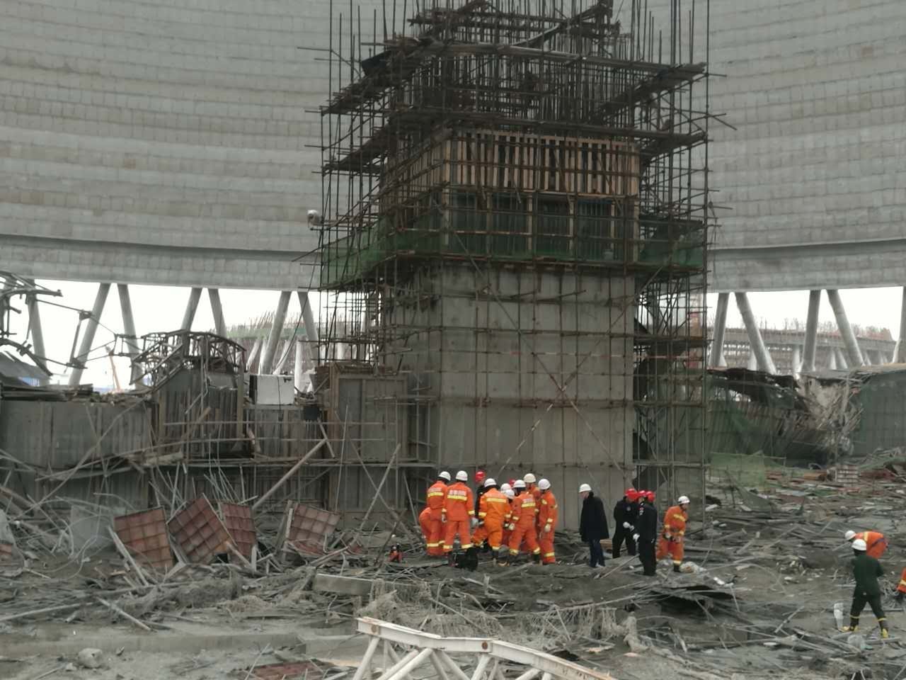 江西电厂倒塌事故现场:钢结构从25层坠下 比手