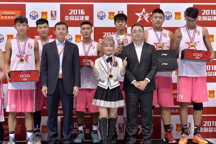 SNH48美少女变身篮球经理人 决战2016肯德基