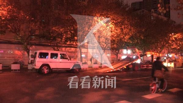 上海：男子疑乱穿马路被奔驰撞死 司机被控制