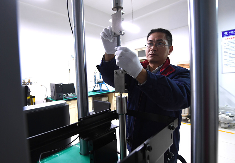 11月18日，科研人员何铁山在进行推进剂性能研究。 新华社记者程敏摄