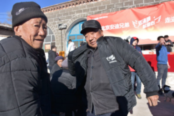 省吕梁市兴县交楼申乡接受爱心企业物资捐赠_