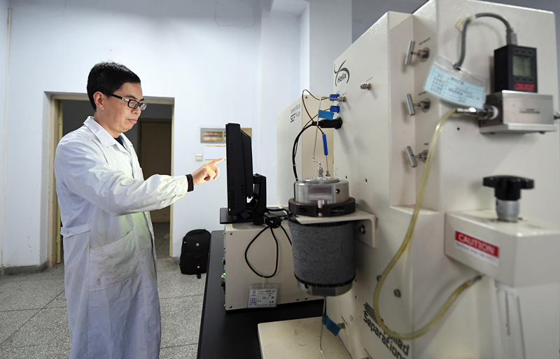 11月18日，科研人员朱朝阳在进行功能剂合成研究。新华社记者程敏摄
