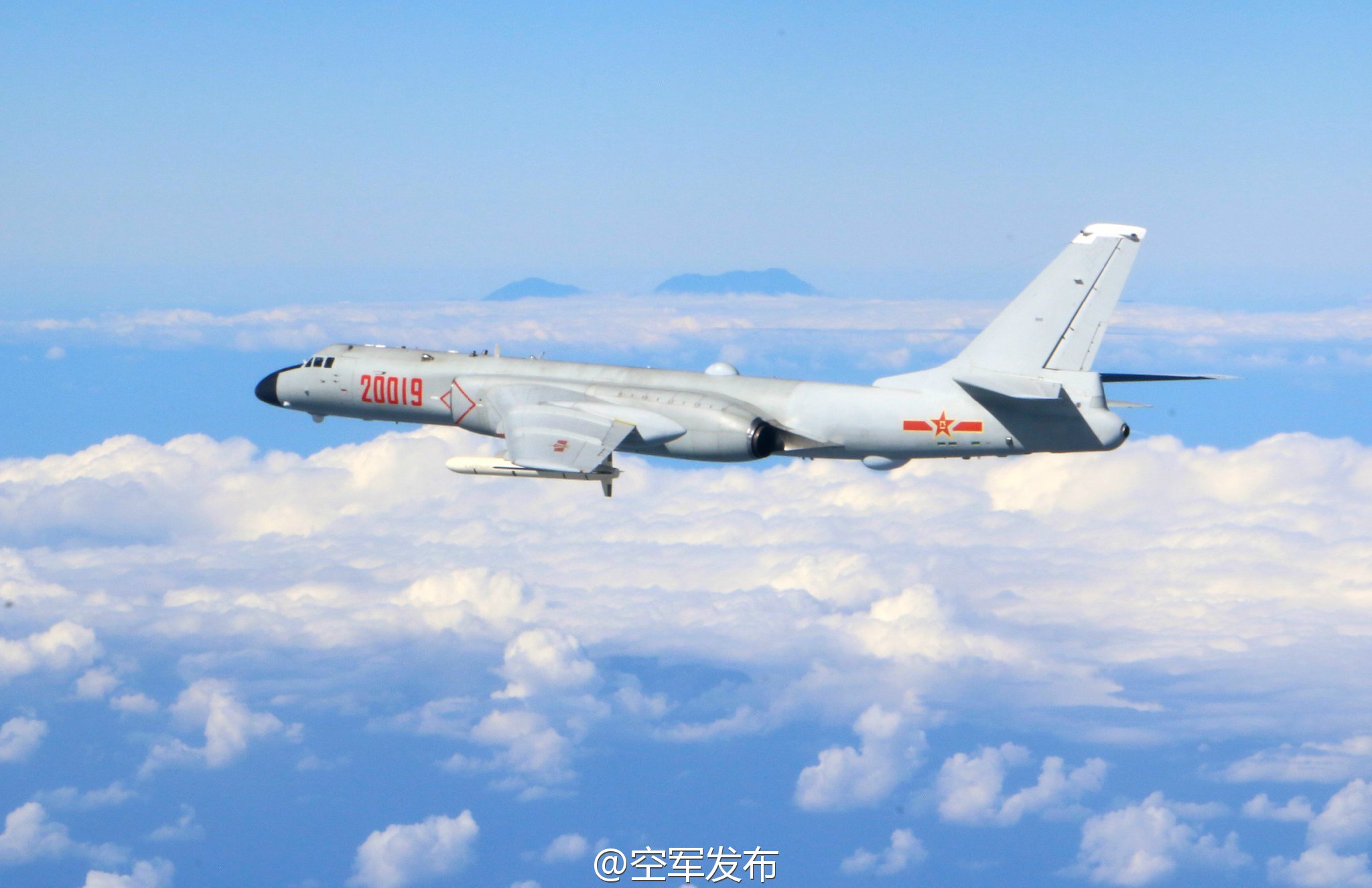 解放军军机与台湾山脉合影 台“国防部”回应