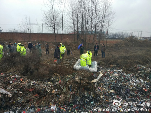 泗县城管开挖掘机掩埋垃圾不慎滑入深水区，救援仍在进行