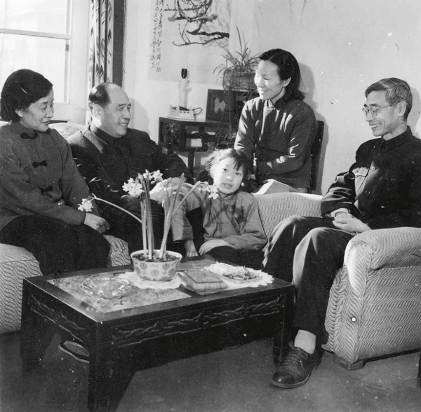 60年代初，李佩在中关村家中待客。（右起：郭永怀、李佩、女儿郭芹、汪德昭院士及夫人李惠年）