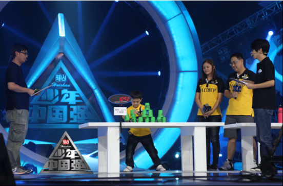 台湾萌宝上演超级叠杯秀,明明可以靠脸却偏偏