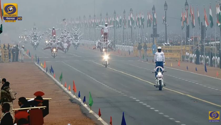 印度举行阅兵式庆祝共和日 特技表演引人注目