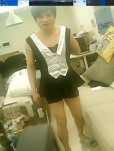 亮瞎眼!龙神兑现承诺:直播间穿女仆装亮相