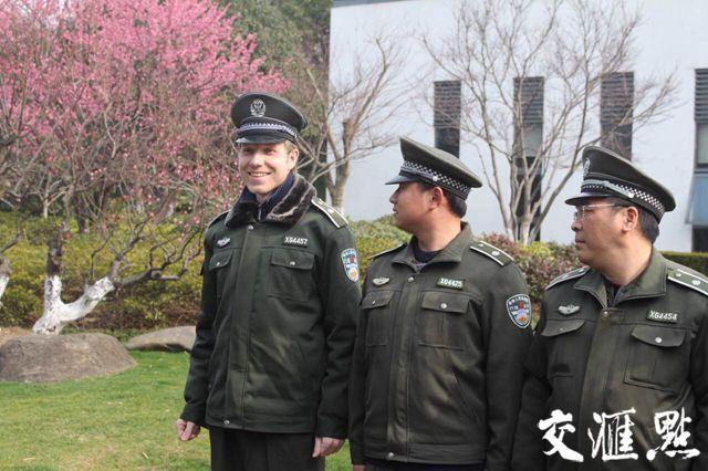常州城管“迎来”俄罗斯队员执勤时汉语流利被市民点赞