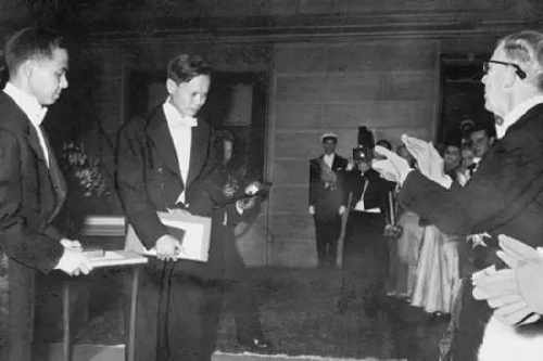 1957年，中国物理学家李政道（左）、杨振宁（中）接受诺贝尔物理学奖