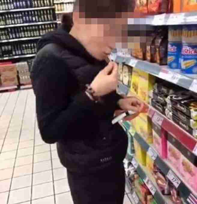 女子在乐天超市直播毁坏商品 网友:这样违法乱