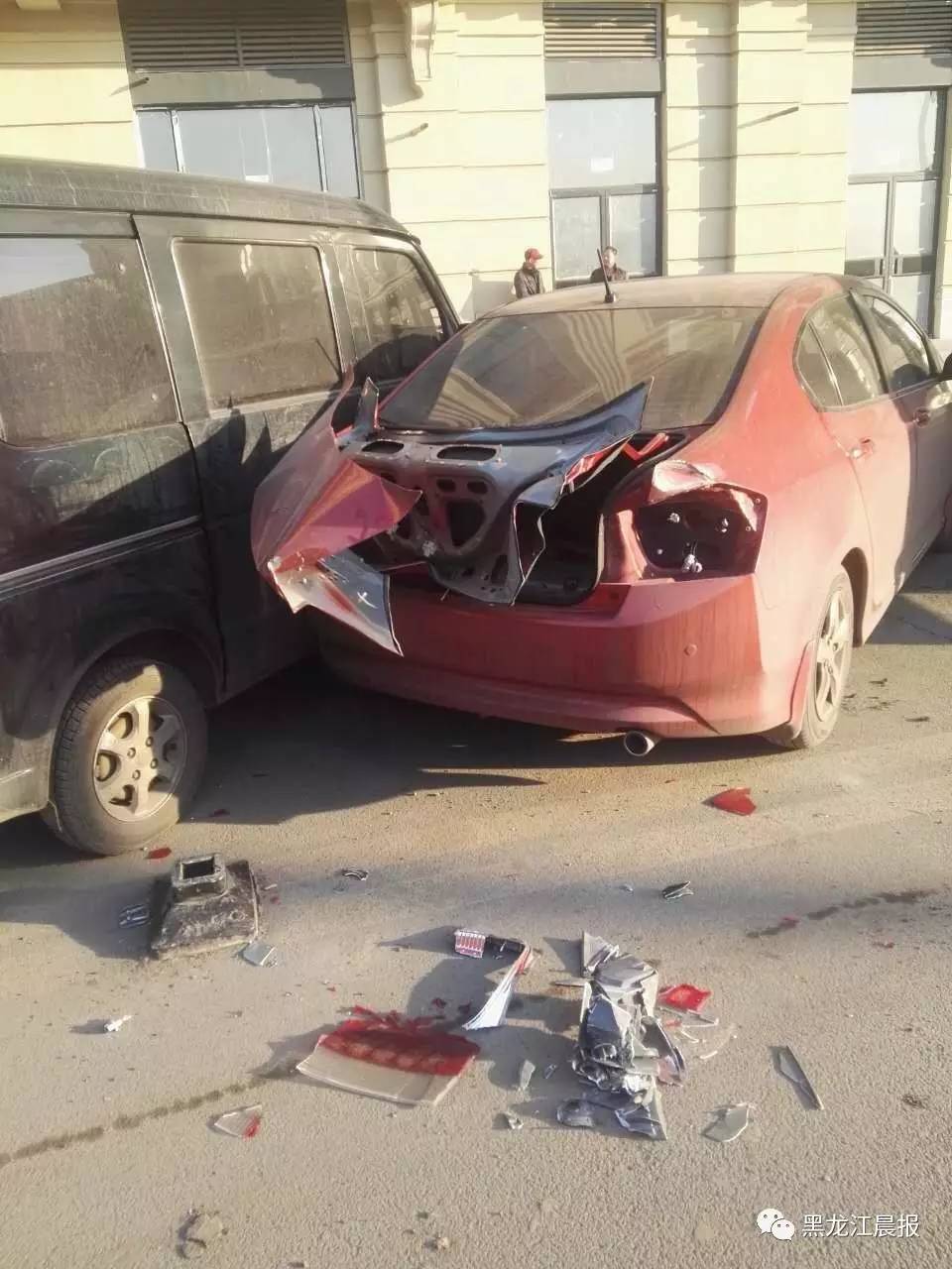 哈尔滨一男子驾车连撞20多车后从22楼坠亡