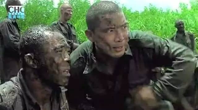 中国军人在“猎人学校”：生吃鳄鱼 勋章钉进胸口