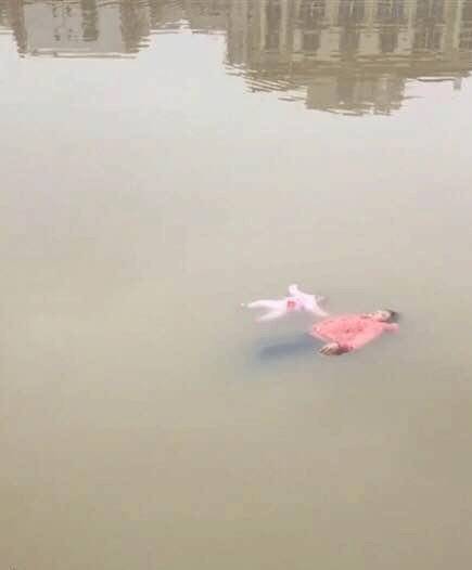 泉州一女子抱7个月大女儿跳湖 背后原因让人心酸