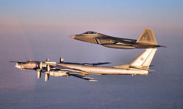 两架俄轰炸机逼近阿拉斯加 美军出动F-22战机拦截