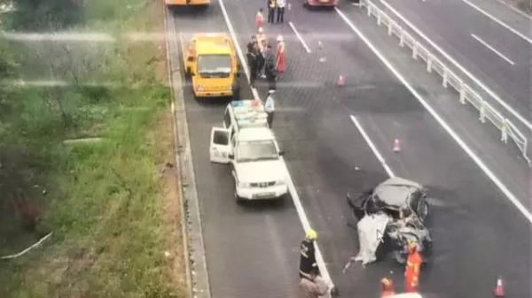 江苏新扬高速一小轿车冲入反向车道与路虎相撞，已致1死2伤