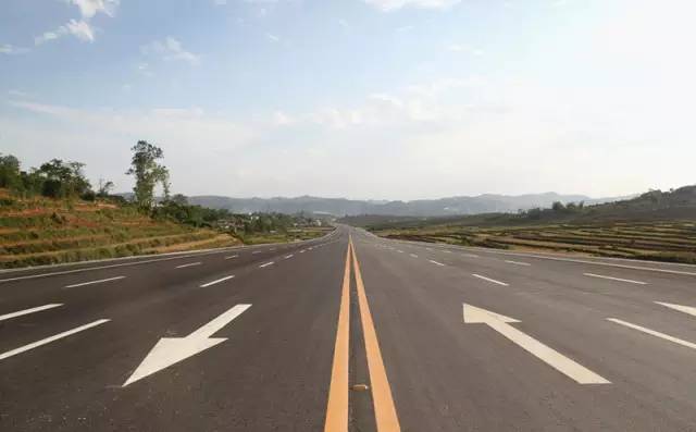 媒体：28省取消二级公路收费 高速公路还远吗？