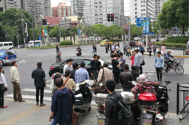 上海一奔驰车主被群众拦下怒怼：教教你怎么开车！