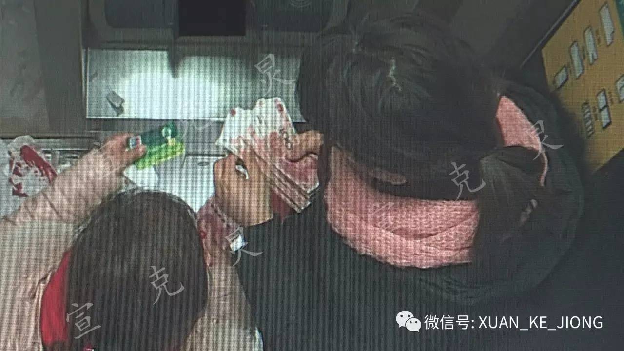 浦东一女子取钱时发现ATM机内有张输好密码的卡…