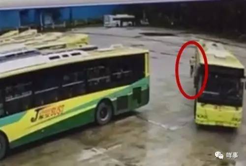 广州公交车倒车碾人瞬间,一女子身亡!