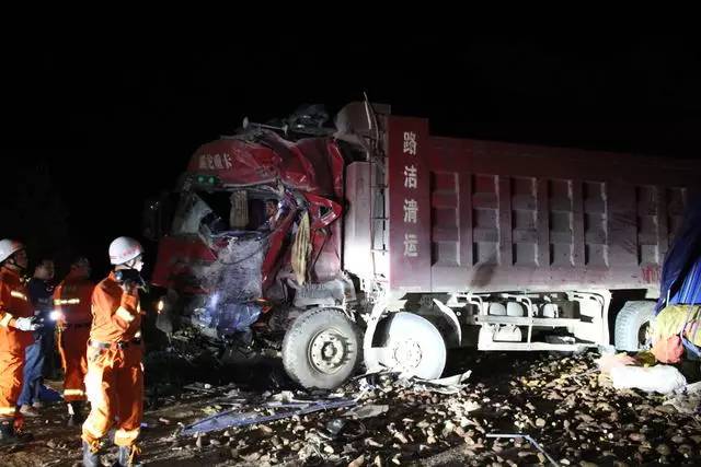 广西陆川：大货车撞“碎”小货车2死1伤，消防紧急营救