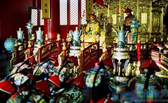 皇帝一天怎過?乾隆凌晨4點起床,工作12小時,晚上7點翻牌子