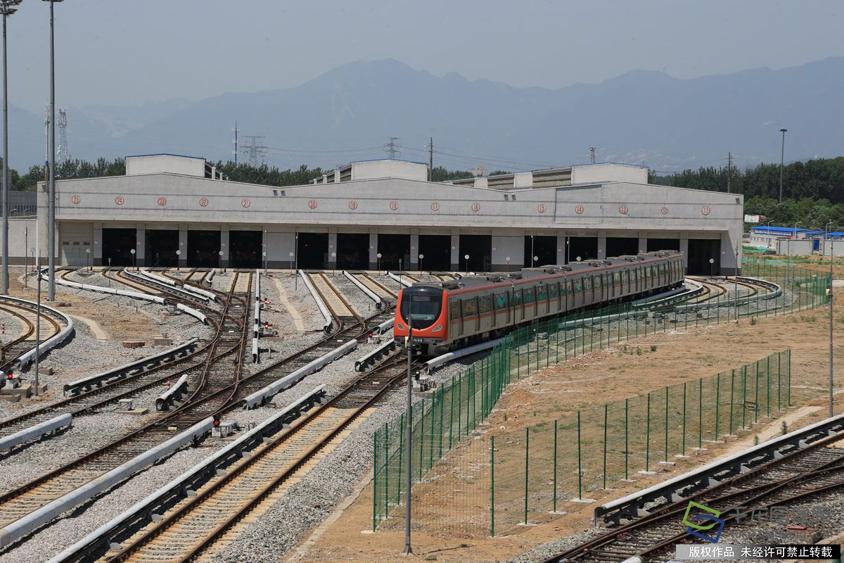 即时 正文 图为6月1日,北京燕房线地铁列车在阎村北站运行调试 相关