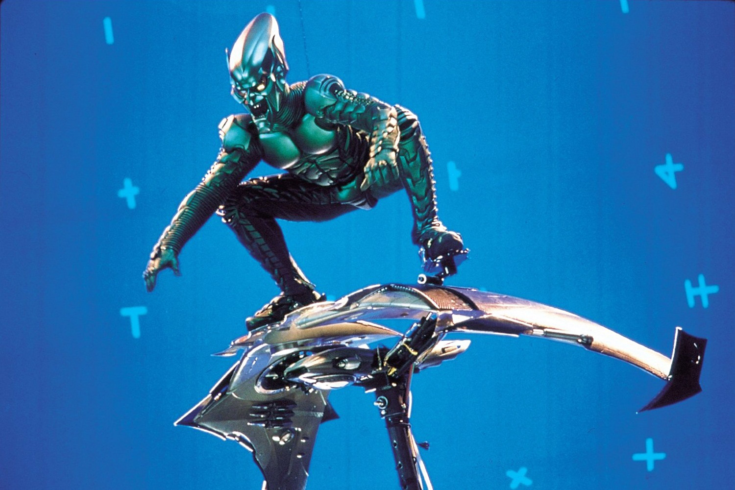 葡萄牙杯工作人员脚踩飞行器送球网友:"绿魔"来了_凤凰资讯