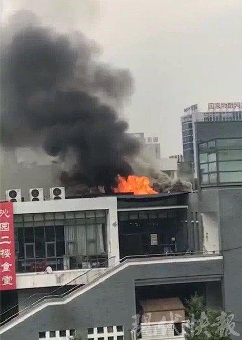 江苏一高校食堂发生火灾 大火烧了2小时