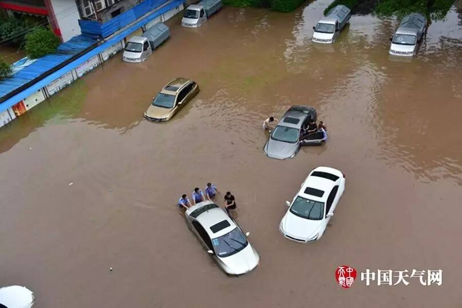 南方多省遭暴雨 中国气象局进入四级应急状态