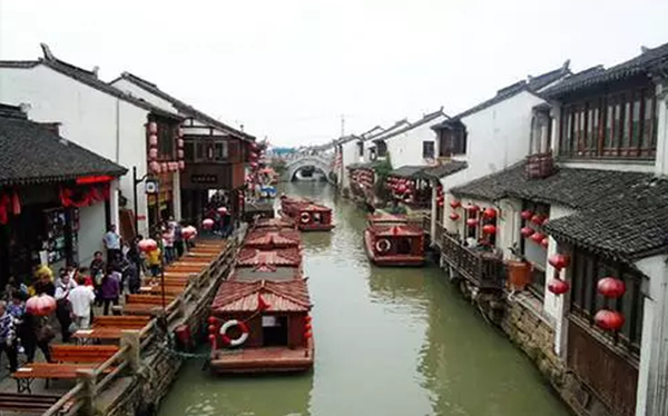 3、苏州山塘街 上海11号线换乘昆山S1换乘苏州3号线换乘2号线直达苏州山塘街。古城苏州是著名的江南水乡,城内水港交错,街衢纵横,晚唐诗人杜荀鹤有诗云:“君到姑苏见,人家尽枕河。古宫闲地少,水港小桥多。”在苏州众多的街巷之中,名胜山塘街,被称誉为“姑苏第一名街”。其原因:一是山塘街是一条有1100多年历史的古街;二是它的格局具有最能代表苏州街巷的特点;三是它与许多名人、名事相关。