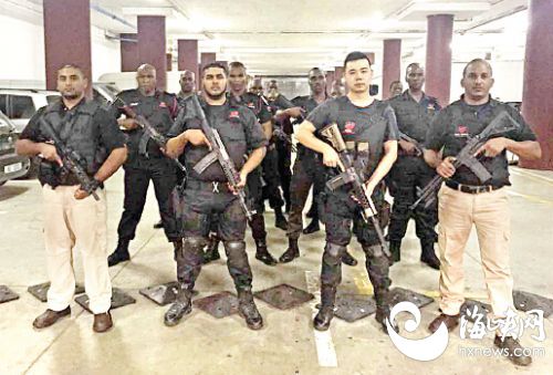 安保隊員多為當地退伍軍人、預備役警察,中間的華人小伙就是陳曉華