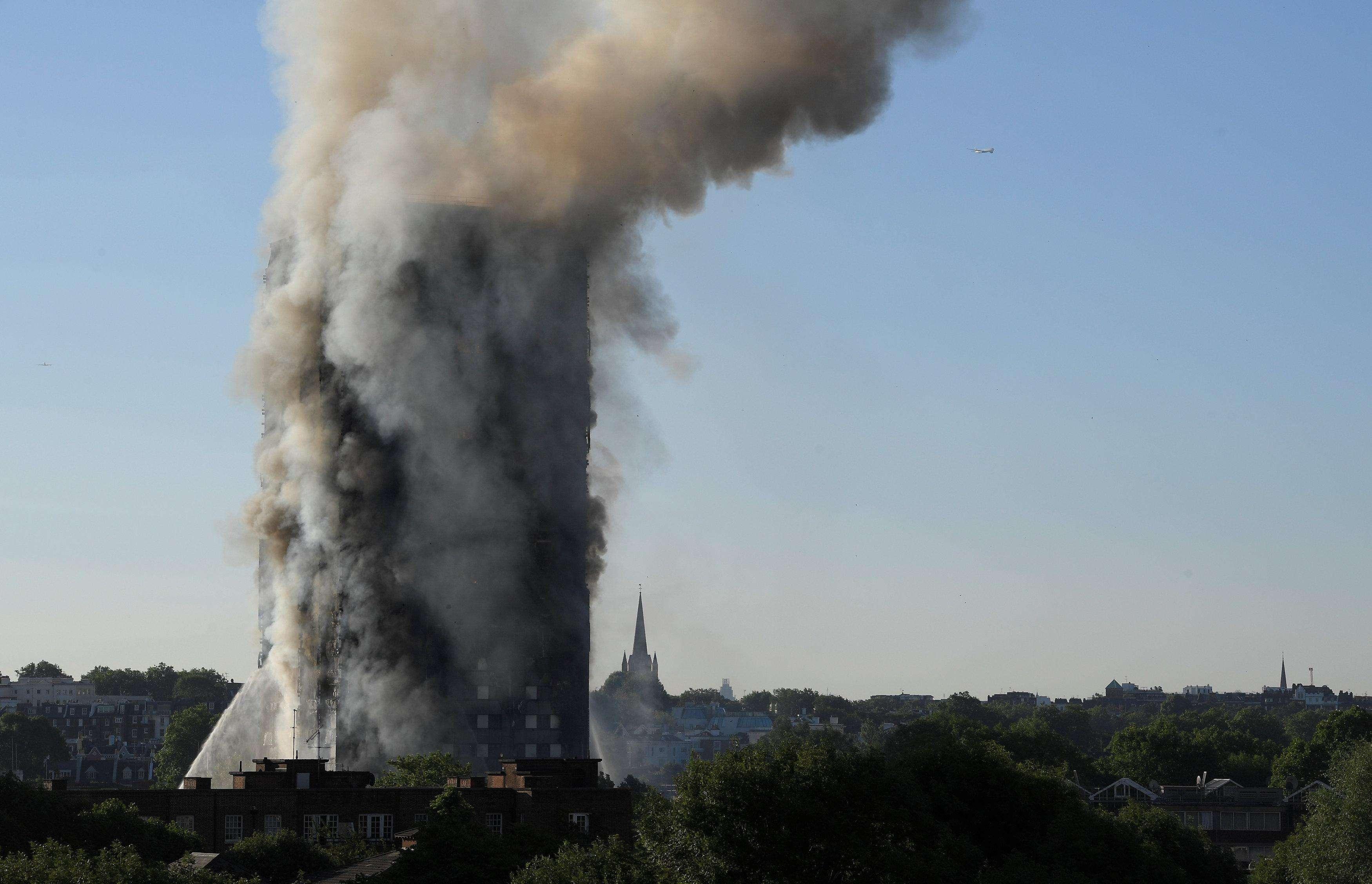 伦敦大楼火灾遇难人数预计超60人 一些家庭全家遇难