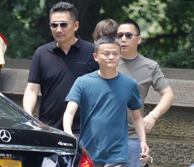 马云现身纽约赵薇老公同行,脚蹬布鞋叼墨镜大步流星,网友:最牛的炫富就是那张脸