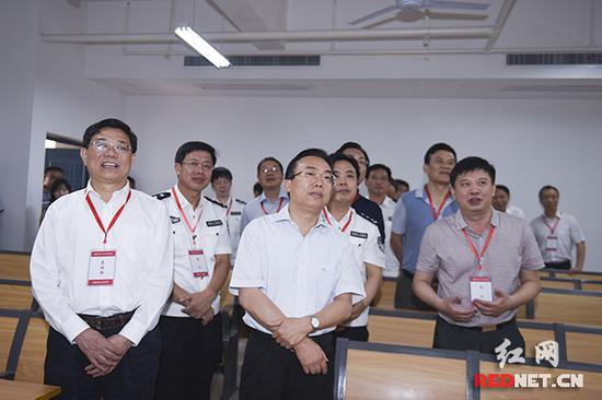 6月18日上午，湖南省政府副省长向力力（中）来到设在湖南警察学院的省直考点，巡视考场环境。