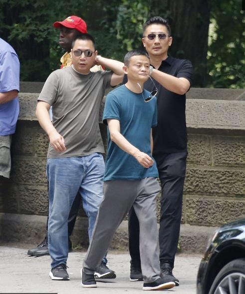 马云现身纽约赵薇老公同行,脚蹬布鞋叼墨镜大步流星,网友:最牛的炫富就是那张脸