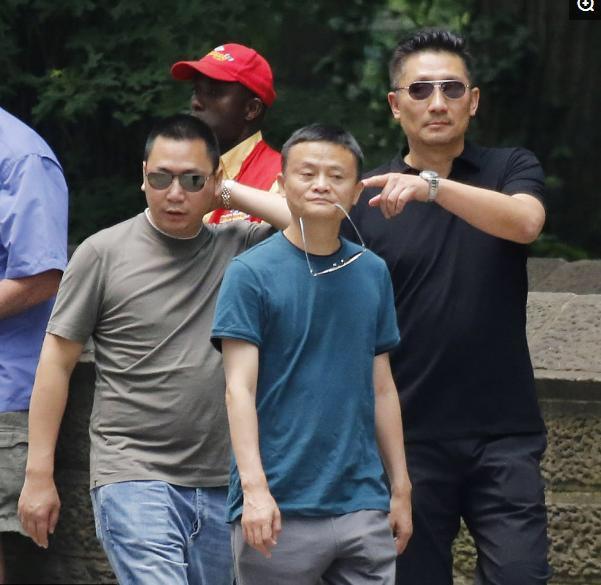 马云现身纽约赵薇老公同行,脚蹬布鞋叼墨镜大步流星,网友:最牛的炫富就是那张脸