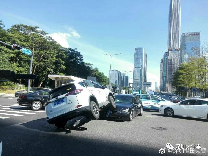 深圳夫妇开车被撞90度侧翻骑上宝马，路人齐齐做出这个动作