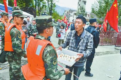 他们穿越两公里乱石堆 只为送一口热菜给茂县救援队